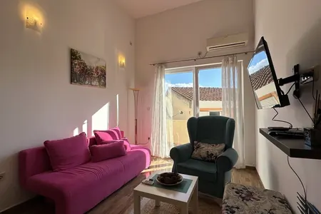 1-Zimmer-Wohnung, 5 Minuten von der Altstadt entfernt, mit Meerblick und Parkplatz