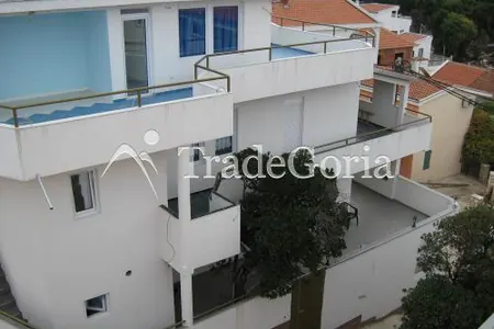 3-storey house in Uteha.