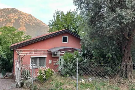 120 m2 Haus zum Verkauf im alten Bar.