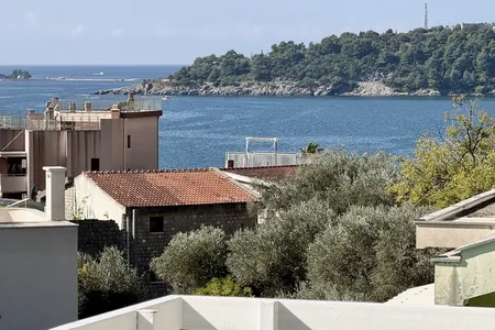 Zweizimmerwohnung mit Meer- und Bergblick in Rafailovići, 200 Meter vom Meer entfernt