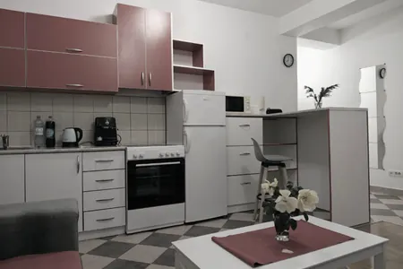 Helle 1-Zimmer-Wohnung mit zwei Balkonen und Bergblick