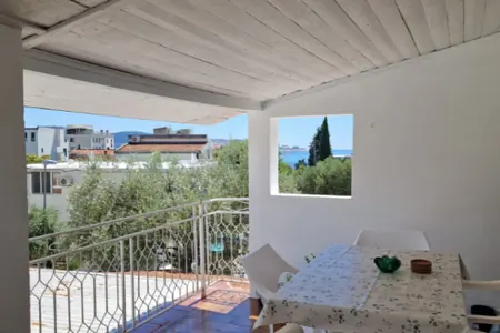 Renovated 3-Bedroom Apartment 200m from the Sea, Bar (Šušanj)