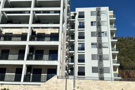 Prodaje se dvosoban stan u Bečićima, 61m²