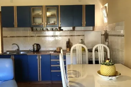 2-Zimmer-Wohnung in Shushan, Bar mit Bergblick zur Miete