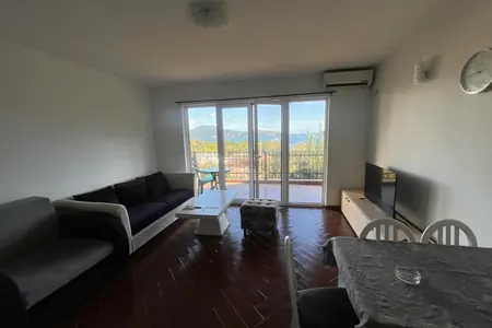 2 bedroom apartment in Igalo with sea view.