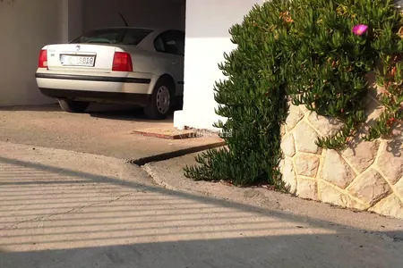 2-storey house in Utjeha. Barska riviera.
