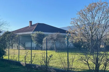2 Häuser von 200 m2 und 100 m2 auf einem Grundstück von 10000 m2, Podgorica. Zopf.
