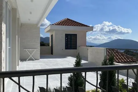 Trodnevni stan u Herceg Novom sa panoramskim pogledom na Boku Kotorsku