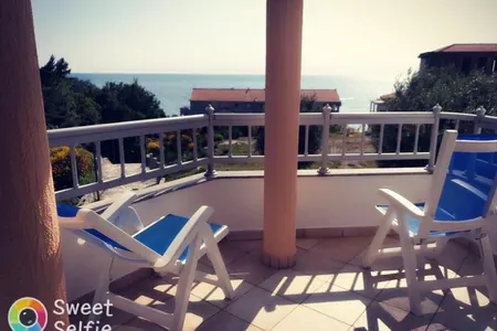 Trodoban stan sa pogledom na more na prodaju u Svetom Stefanu.