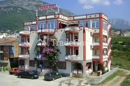 4-stöckiges Hotel in einem Feriendorf