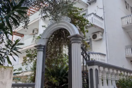 Hotel od 345 m2 na prodaju u Becicima