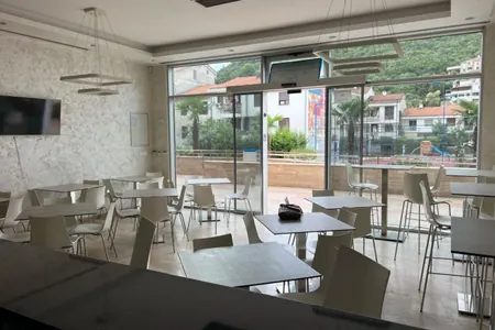 Ein 90 m2 Restaurant in Budva an einem ausgezeichneten Standort zu verkaufen