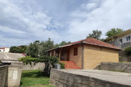 Ein Familienhaus in Stari Bar steht zum Verkauf.