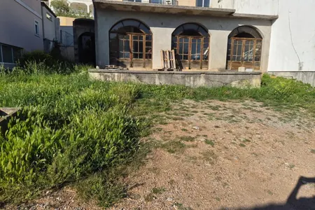 Kuća sa placem za renoviranje u centru Petrovca