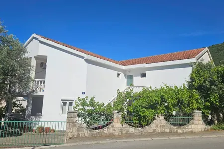 A house with a plot. Petrovac.
