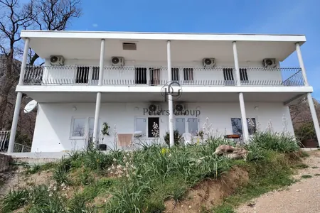 A panoramic duplex house with a large plot for sale in Sutomore, Zagrađe.