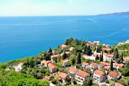 Place u elitnom selu Rijeka Rezevici, Budva.
