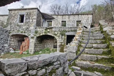 A unique stone manor house for reconstruction in the village of Mokrina