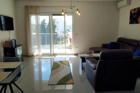 Eine Wohnung mit Garage zum Verkauf in erster Linie am Meer in Bar.