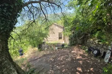 An old house with a large plot for sale in Pečurica, Bar.