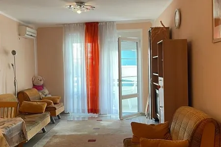Wohnung zur Miete in Rafailovici mit 1 Schlafzimmer und moderner Renovierung.