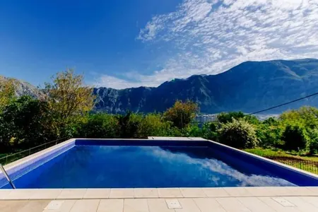 Apartment for sale in Prcanj with 2 bedrooms
