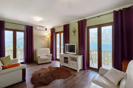 Apartment for sale in Prcanj with 2 bedrooms 70m2