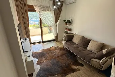 Apartment for sale with private courtyard in Đenovići.