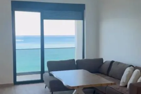 74 m² Erstlinien-Apartment am Meer in Sutomore