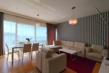 Apartment with 2 bedrooms. Direct sea view