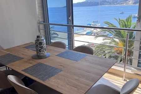 Wohnung mit 2 Schlafzimmern mit Panorama-Meerblick in erster Reihe in Rafailovici