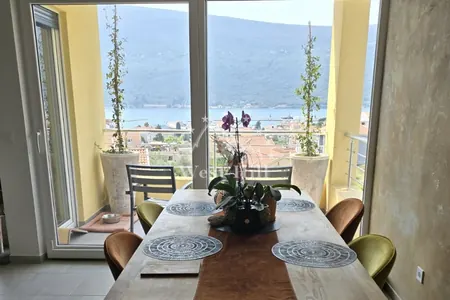 Beautiful 3-bedroom apartment with roof terrace and breathtaking sea view