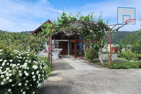 Schönes Haus in Polje, eine Bar mit einem gemütlichen Grundstück