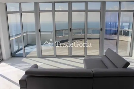 Veliki penthaus u Dobrim Vodama sa 3 spavaće sobe i pogledom na more u kompleksu sa bazenom.