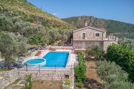 Budva, Rezevici - kamenita vila sa bazenom, na placu od 2500m2