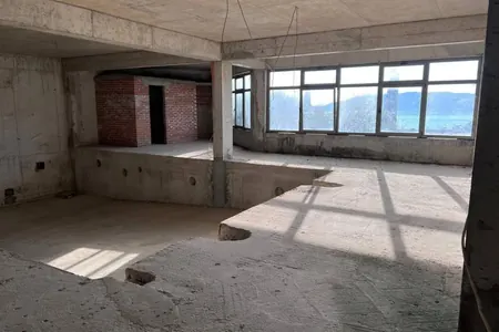Poslovni prostor za iznajmljivanje u kompleksu u Bečićima, Budva.