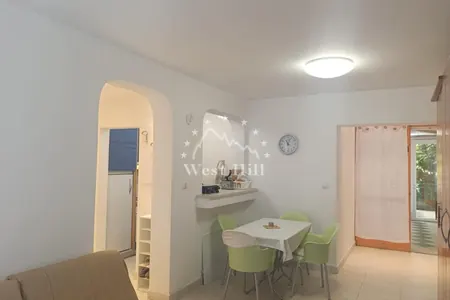 Udoban stan u Budvi, Podkošljun
