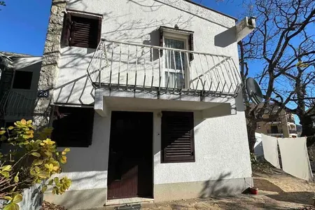 Cozy house with terrace, Petrovac
