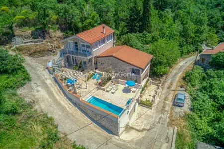 Kuća u Bularici sa 245m2 ukupne površine, 407m2 placa