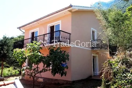 Zweistöckiges Haus in Risan, einem Vorort von Kotor