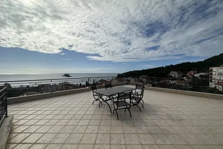 Exklusiv. Große Wohnung mit Meerblick. Petrovac.