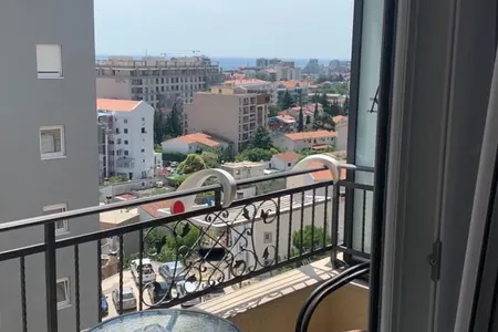 Zu vermieten: 1-Zimmer-Apartment mit Meerblick & Privatparkplatz vor der Saison, in Budva ab Sep.