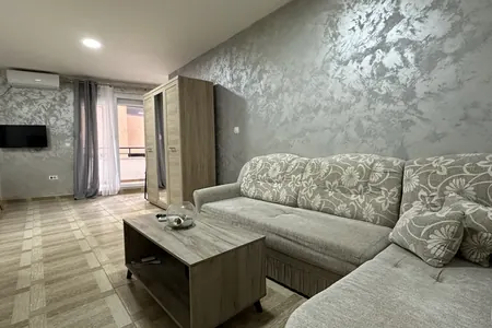 Izdaje se stan od 1. oktobra u Bečićima sa 1 spavaćom sobom 42m2