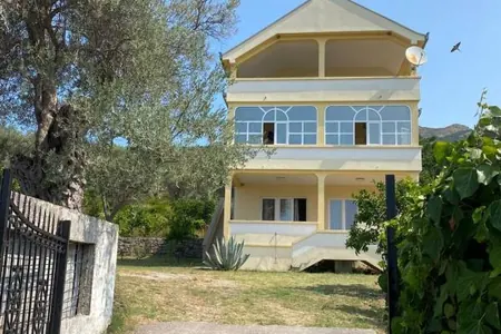 For sale a 3-storey house with a large plot in an Old Bar