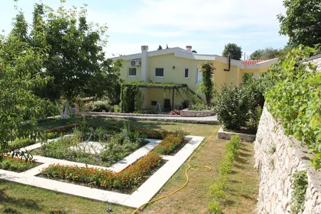 Na prodaju velika kuća sa pogledom na more u Dobroj Vodi.