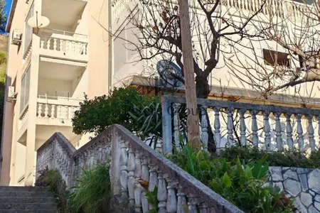 Zum Verkauf: Eine ein-Zimmer-Wohnung mit Meerblick im Zentrum von Petrovac.
