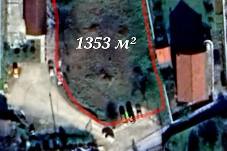 Zum Verkauf steht ein erschlossenes Grundstück von 1353 m2 in malerischer Lage in Tivat.