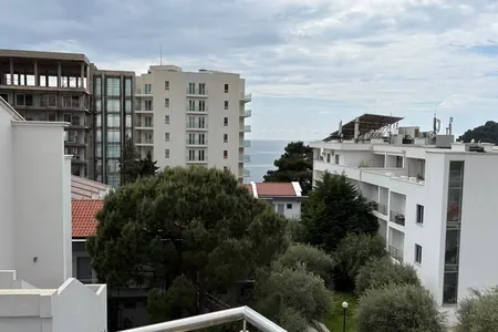 Prodaje se luksuzni penthaus sa 3 spavaće sobe, Petrovac, panoramski pogled