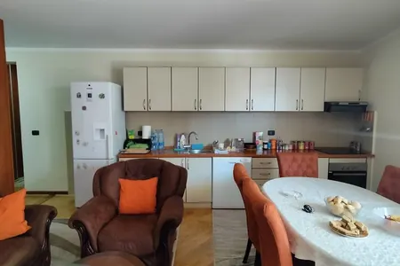 Na prodaju prostran trosoban stan 114m2 sa terasom od 20m2 30 metara od mora u Rafailovićima