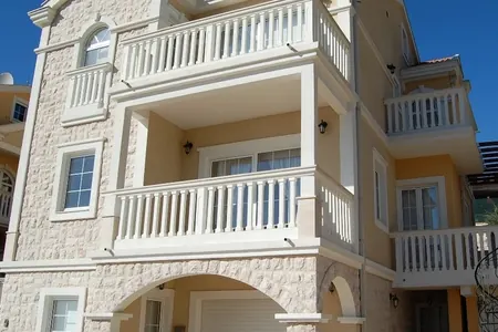 Prodaje se troetažna vila 393m2 u Bečićima